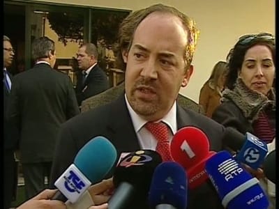 Ministro «totalmente empenhado» em ir além da troika - TVI