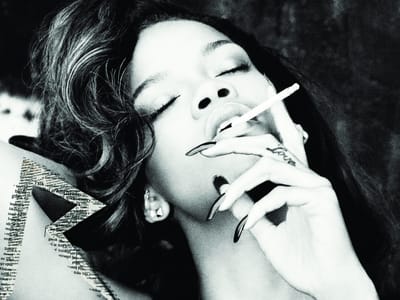 Rihanna fotografada a fumar marijuana - TVI