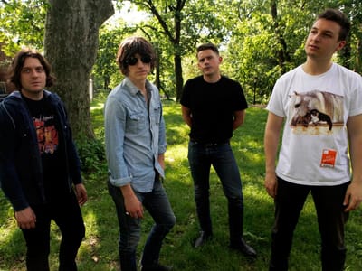 Arctic Monkeys com mais rock no novo vídeo - TVI