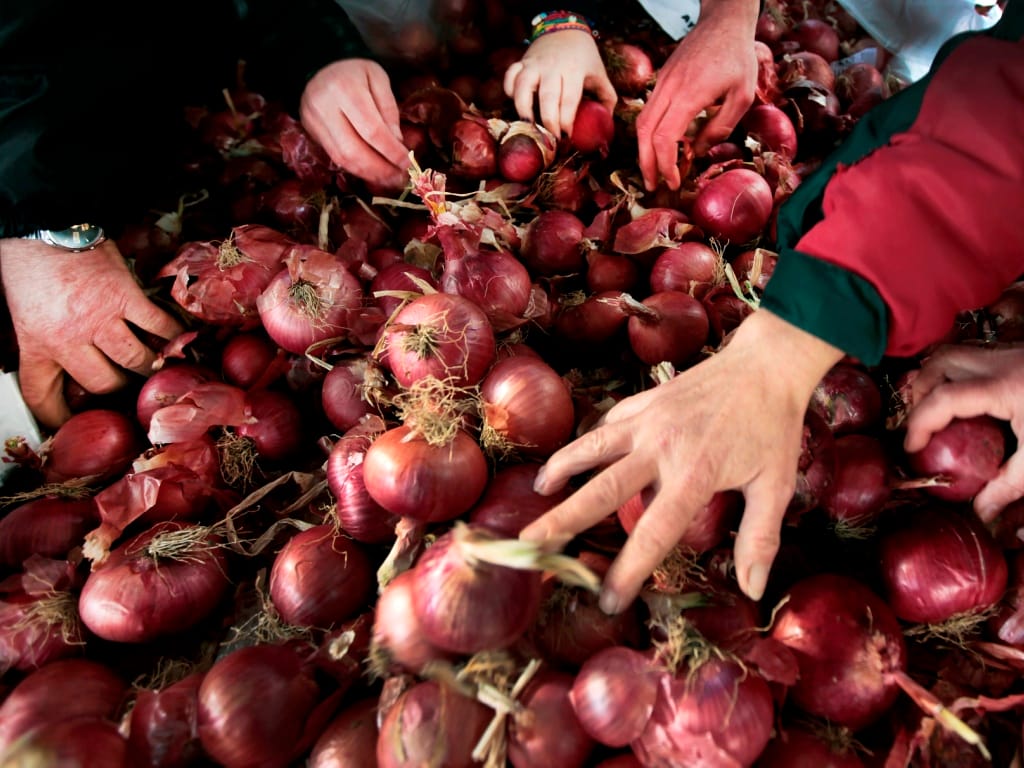 Agricultores distribuem toneladas de produtos agrícolas (Reuters/Yannis Behrakis)