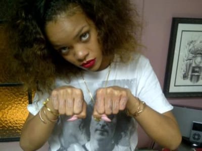 Rihanna faz nova tatuagem... nos dedos - TVI