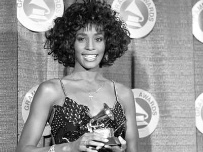 Tablóide publica foto de Whitney Houston no caixão - TVI