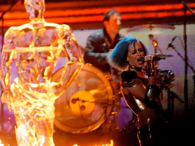 Katy Perry apresenta novo tema nos Grammys - TVI