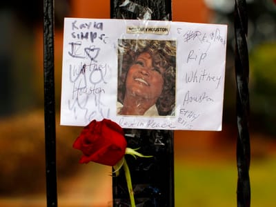 Nomes sonantes no «adeus» a Whitney Houston - TVI