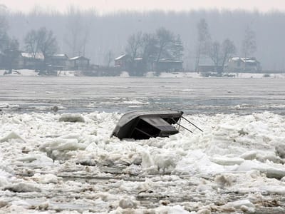 Rússia: estação polar evacuada de urgência por causa do degelo - TVI