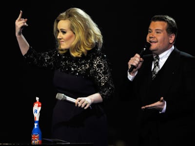 Brit Awards: Adele despede-se com gesto obsceno - TVI