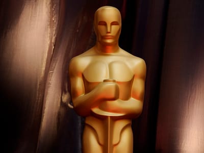 Óscares: George Clooney beija Billy Crystal - TVI