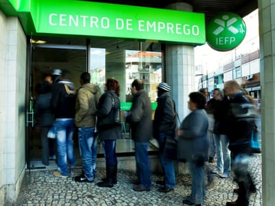 IEFP: desempregados inscritos sobem 20% em março - TVI