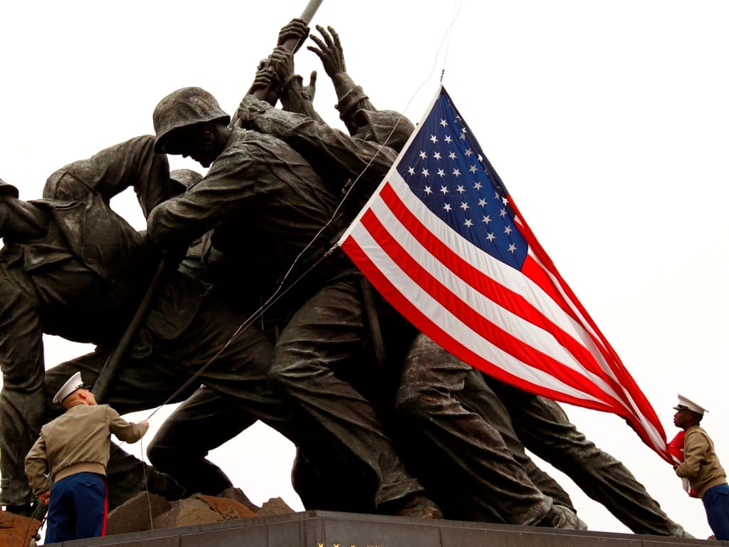 Norte-americanos colocam bandeira na estátua comemorativa da batalha de Iwo Jima; (Reuters)