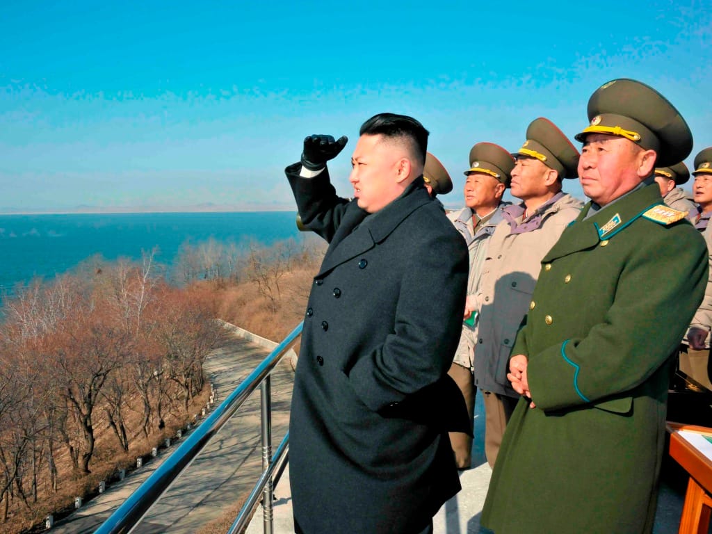 Kim Jong-un observa tropas