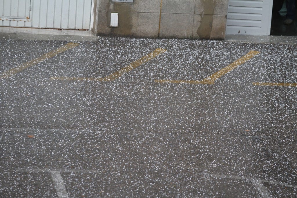 Queda de granizo com a chuvada no Lavradio (Foto do leitor Alberto Veiga)
