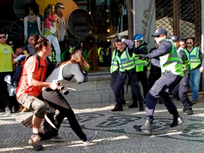 Vídeo mostra bastonadas da polícia a jornalista - TVI