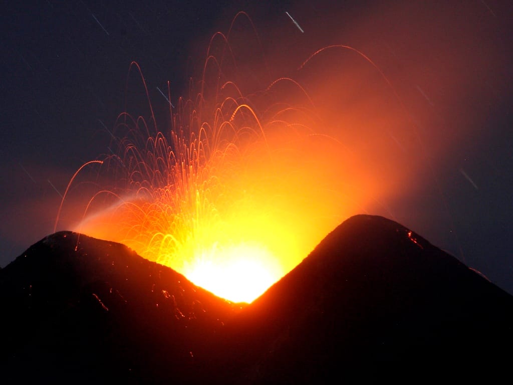 Vulcão Etna volta a entrar em erupção [Reuters]