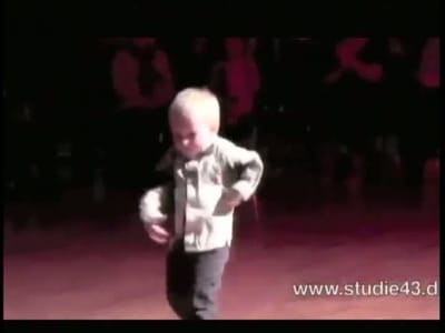 Bebé surpreende ao dançar música de Elvis - TVI