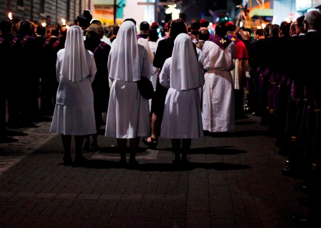 Freiras católicas participam na tradioal procissão Via Crucis, em San Jose, Espanha