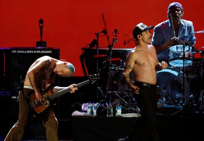 Vocalista dos Red Hot Chili Peppers foi hospitalizado - TVI
