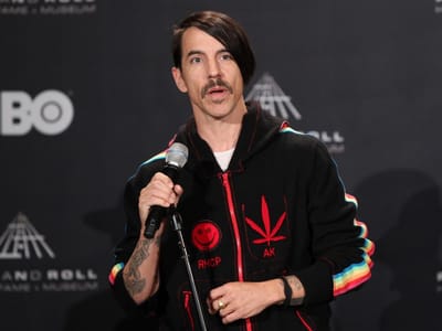 Vocalista dos Red Hot Chili Peppers salva criança - TVI