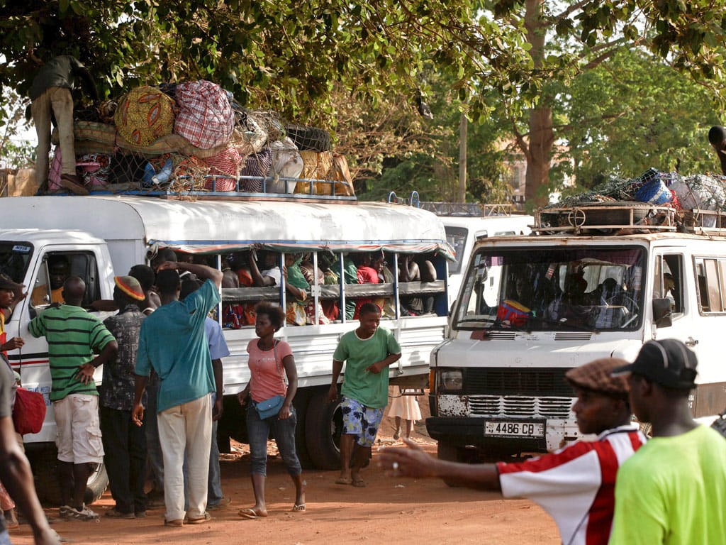 População deixa Bissau devido ao golpe militar (André Kosters/Lusa)