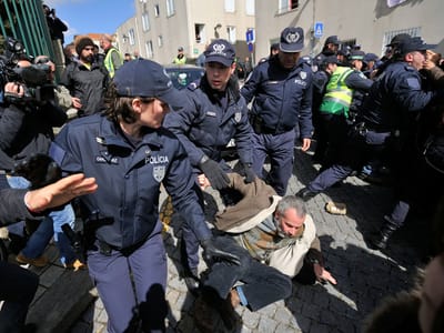 Fontinha: homem regou-se com gasolina em protesto - TVI