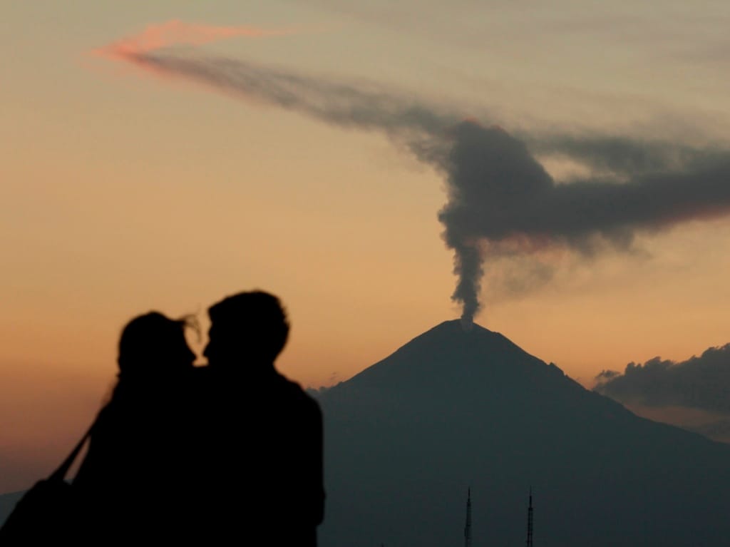 Popocatépetl em plena atividade [Foto: Reuters]