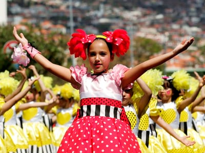 Milhares assistem ao cortejo da Flor na Madeira - TVI