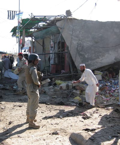 Paquistão: carro-bomba explode perto de autocarro de universidade - TVI