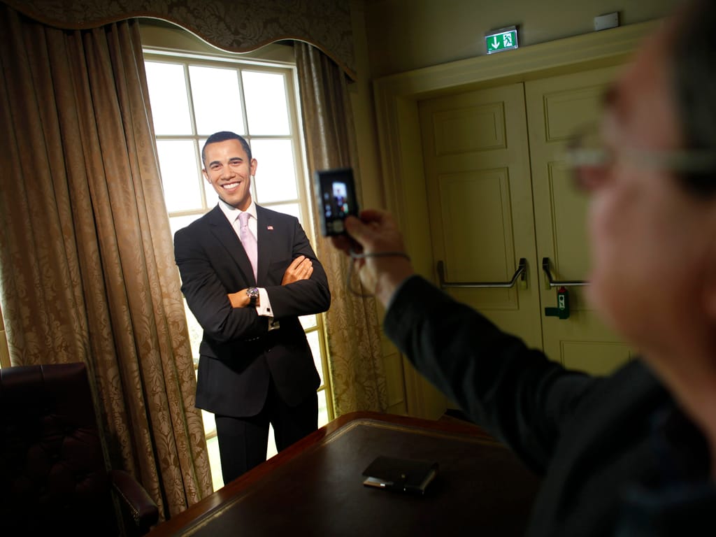 Visitante tira foto à escultura de Barack Obama