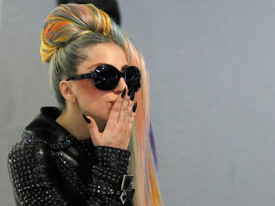 Lady Gaga: foi divulgada versão de estúdio de «Glitter & Grease» - TVI