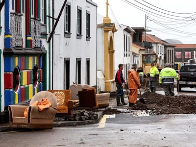 Mau tempo nos Açores: alerta baixa para amarelo - TVI