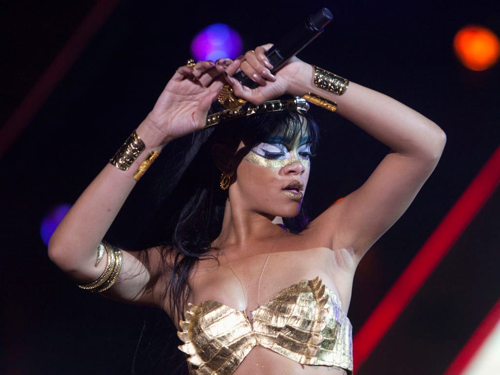 Rihanna atua na Robin Hood Foundation Benefit