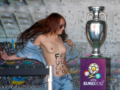 Activistas seminuas protestam junto taça do Euro 2012 - TVI