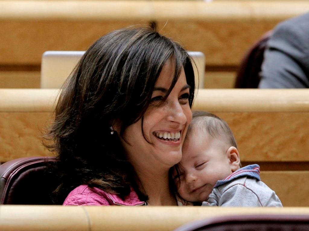 Deputada espanhola leva filho para o Parlamento (EPA/KIKO HUESCA)