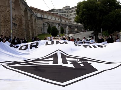 Estudantes de Coimbra manifestam-se em defesa da ação social - TVI