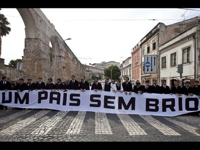 Estudantes cortam acessos à Universidade de Coimbra - TVI