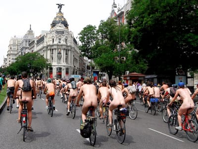 Ciclistas nus passeiam pelas ruas de Madrid - TVI