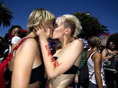 «Beijaço»: o beijo coletivo homossexual em forma de protesto - TVI