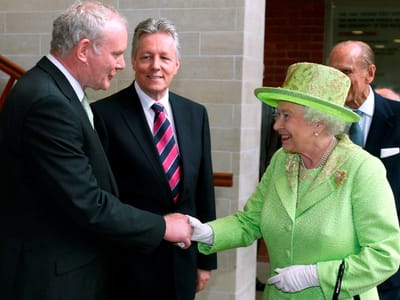 Rainha Isabel II aperta a mão a ex-terrorista - TVI