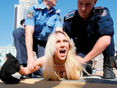 Ativistas seminuas da Femen em novos confrontos com a polícia - TVI