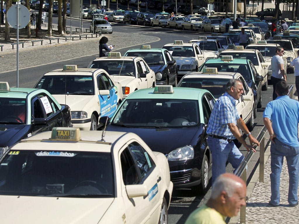 Taxistas em marcha lenta de protesto em Lisboa (Miguel A. Lopes/Lusa)