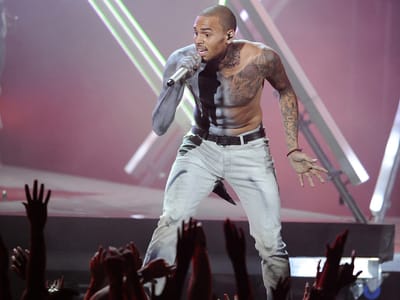 Detido por agressão, Chris Brown arrisca pena de prisão - TVI