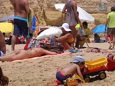 Fugir à crise no calor do Algarve - TVI