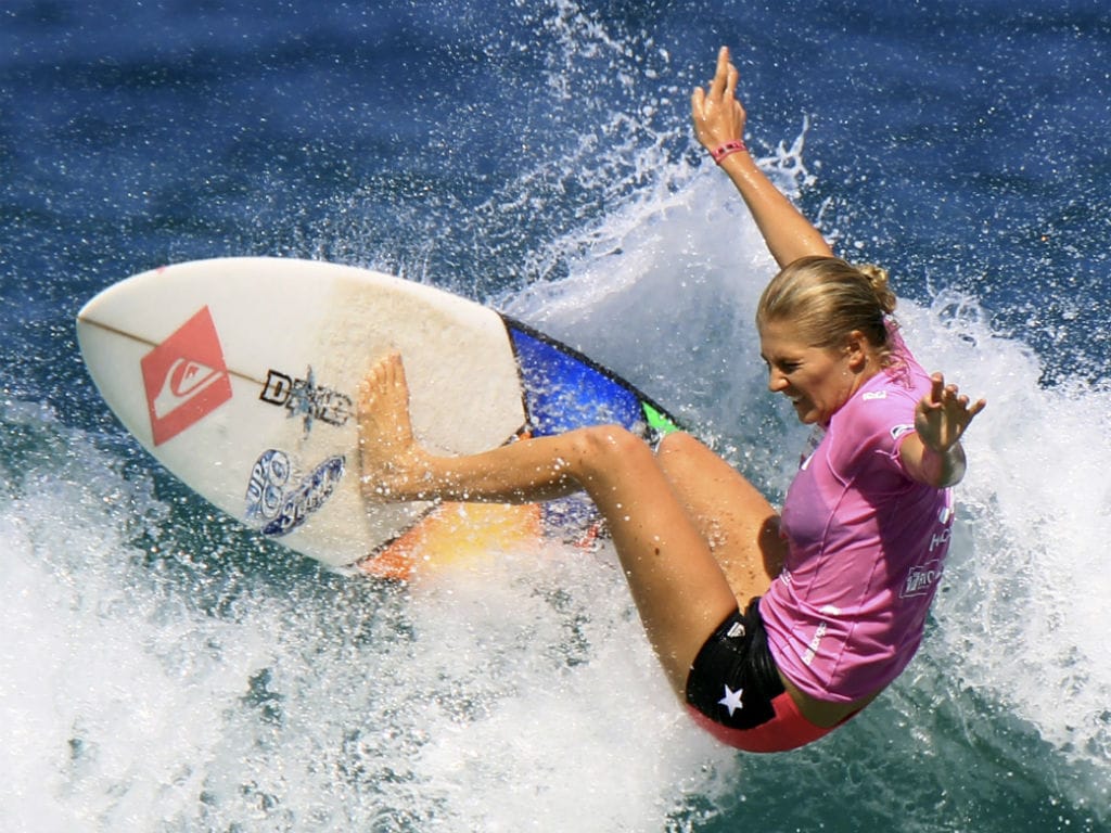 A australiana Stephanie Gilmore é campeã do Mundo de surf pela quinta vez
