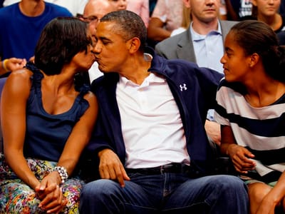 Obama apanhado pelas câmaras a beijar Michelle - TVI