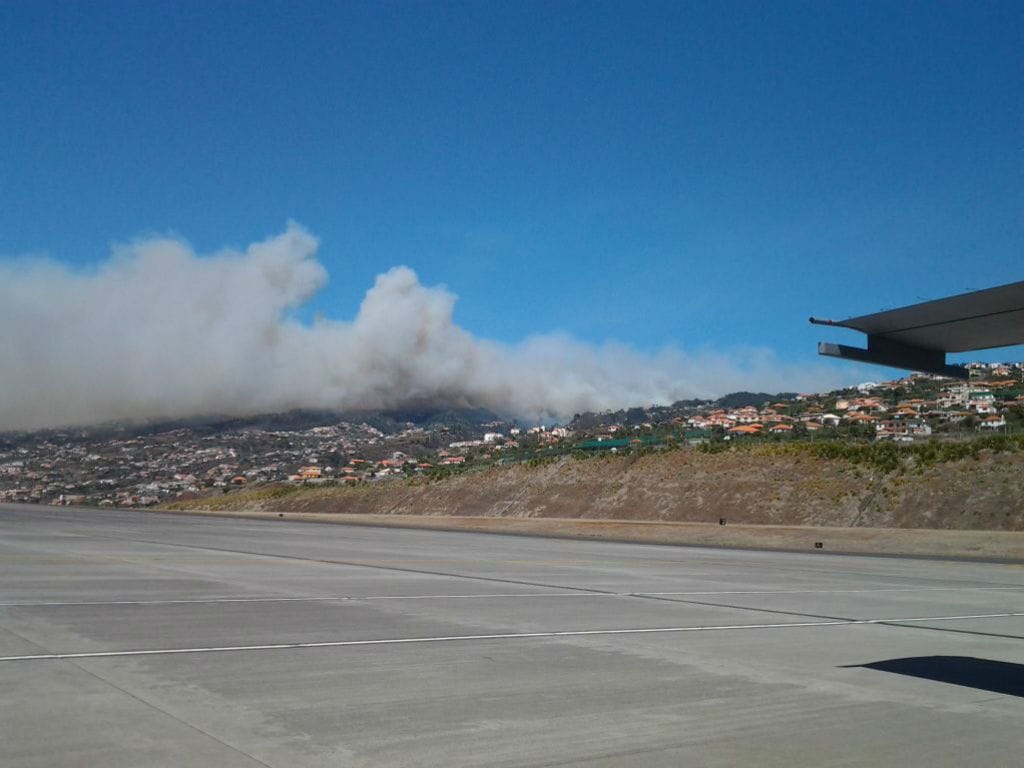 Incêndio visto do aeroporto da Madeira (Força Aérea)