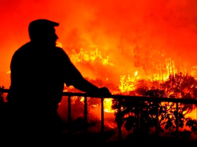 Cem bombeiros combatem fogo em São Brás de Alportel - TVI