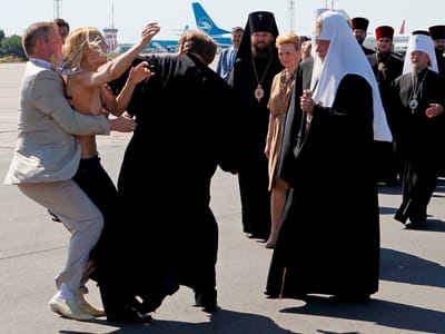 Ativista semi-nua ataca líder da igreja ortodoxa - TVI