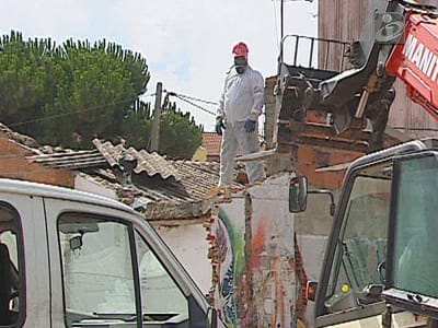 Provedor quer parar demolições no bairro de Santa Filomena - TVI