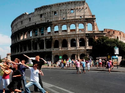 Turistas invadem Coliseu de Roma durante a madrugada: "Estávamos apenas a beber uma cerveja" - TVI
