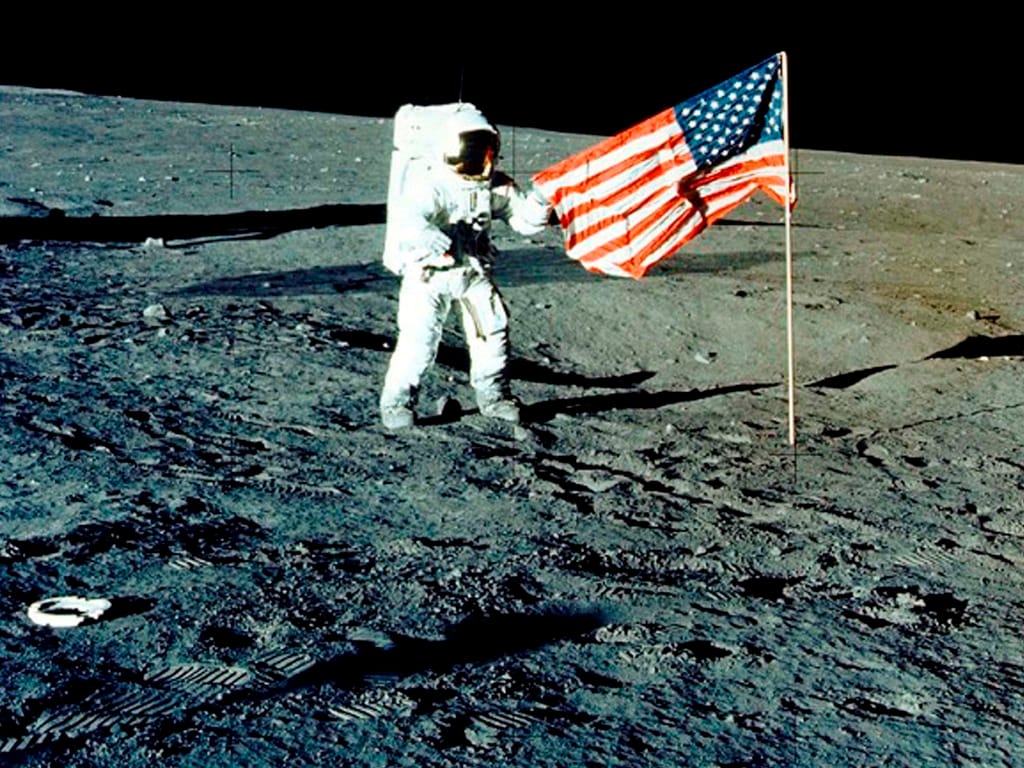 Bandeira dos EUA colocada na Lua [arquivo Reuters]