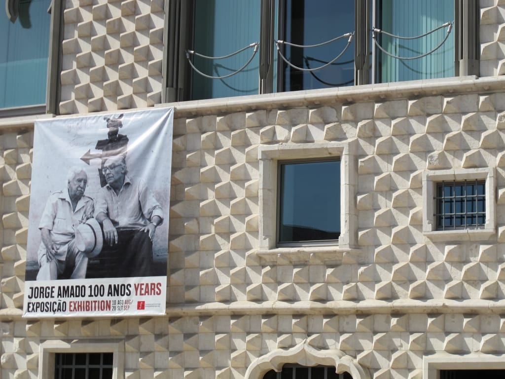 Jorge Amado e Saramago juntos na fachada da Fundação